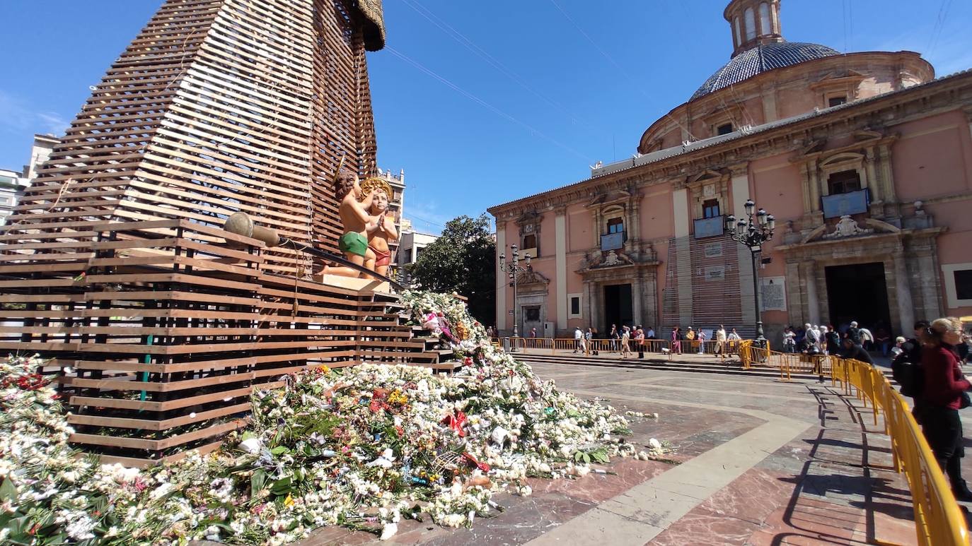 Adiós al manto de la Mare de Déu de las Fallas 2023