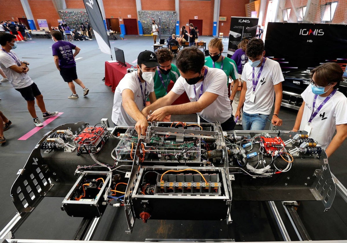 Estudiantes en la European Hyperloop Week ajustan un prototipo.