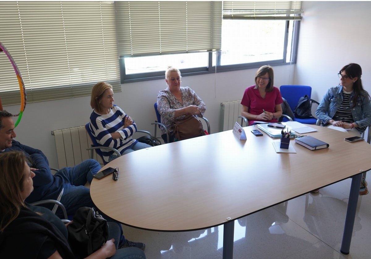 Reunión de concejala con representantes del centro y familiares.