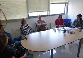 Reunión de concejala con representantes del centro y familiares.