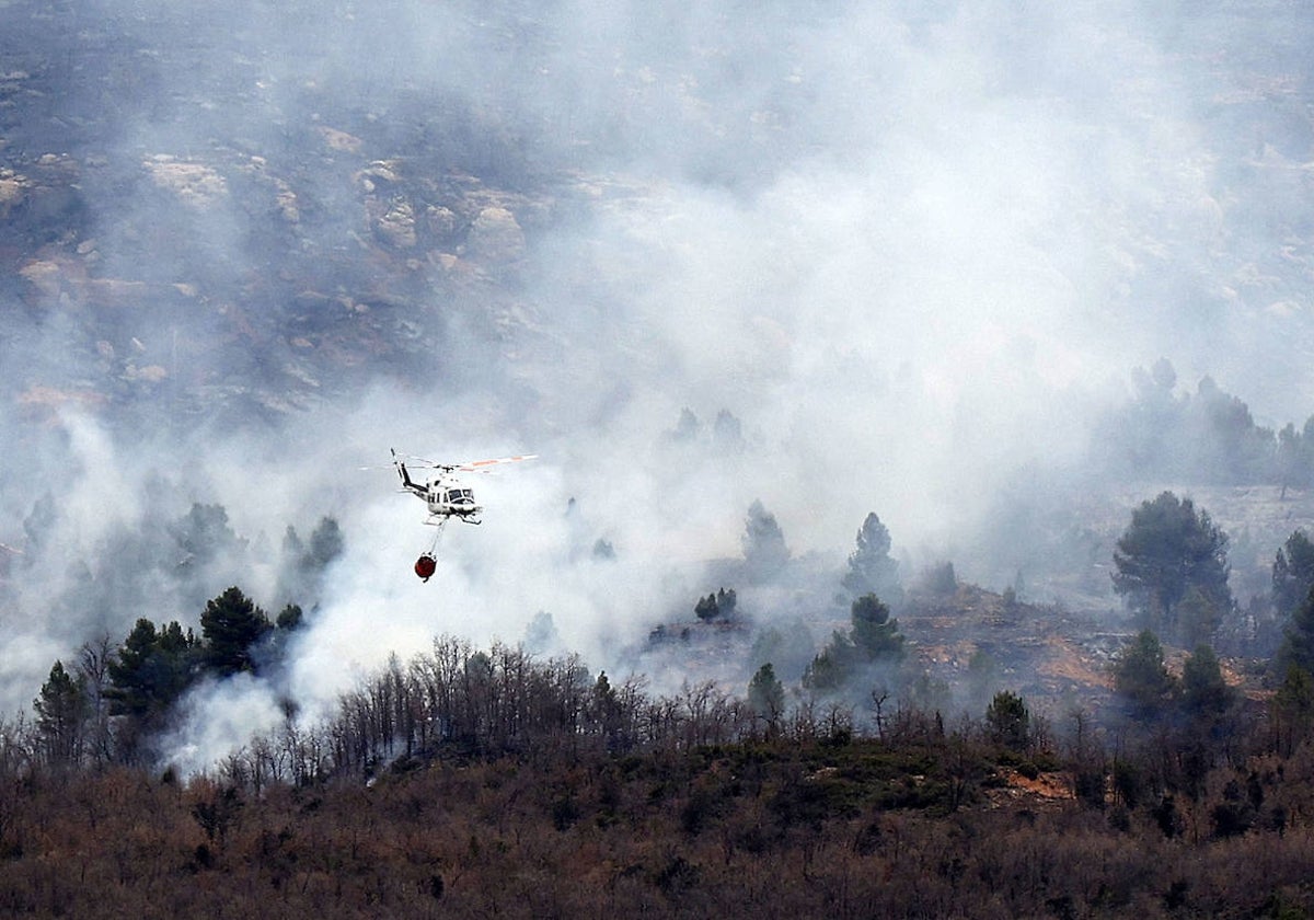 Un helicóptero, en las labores de extinción del incendio este viernes.