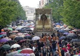 Lluvia y paraguas en una procesión.