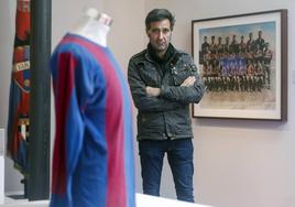 El historiador Emilio Nadal, posando frente a una camiseta del Levante.