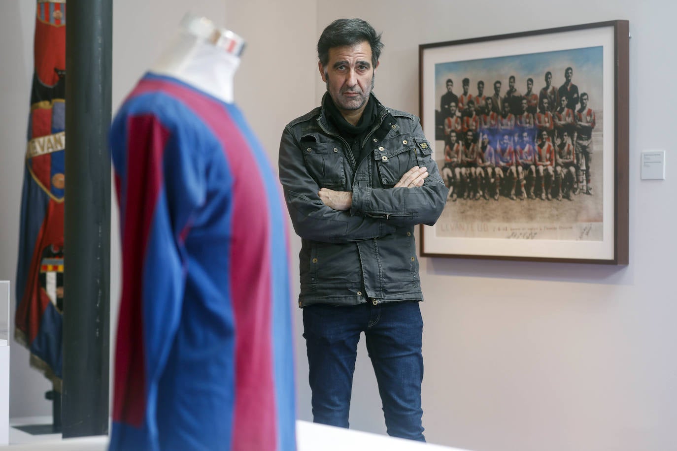 El historiador Emilio Nadal, posando frente a una camiseta del Levante.