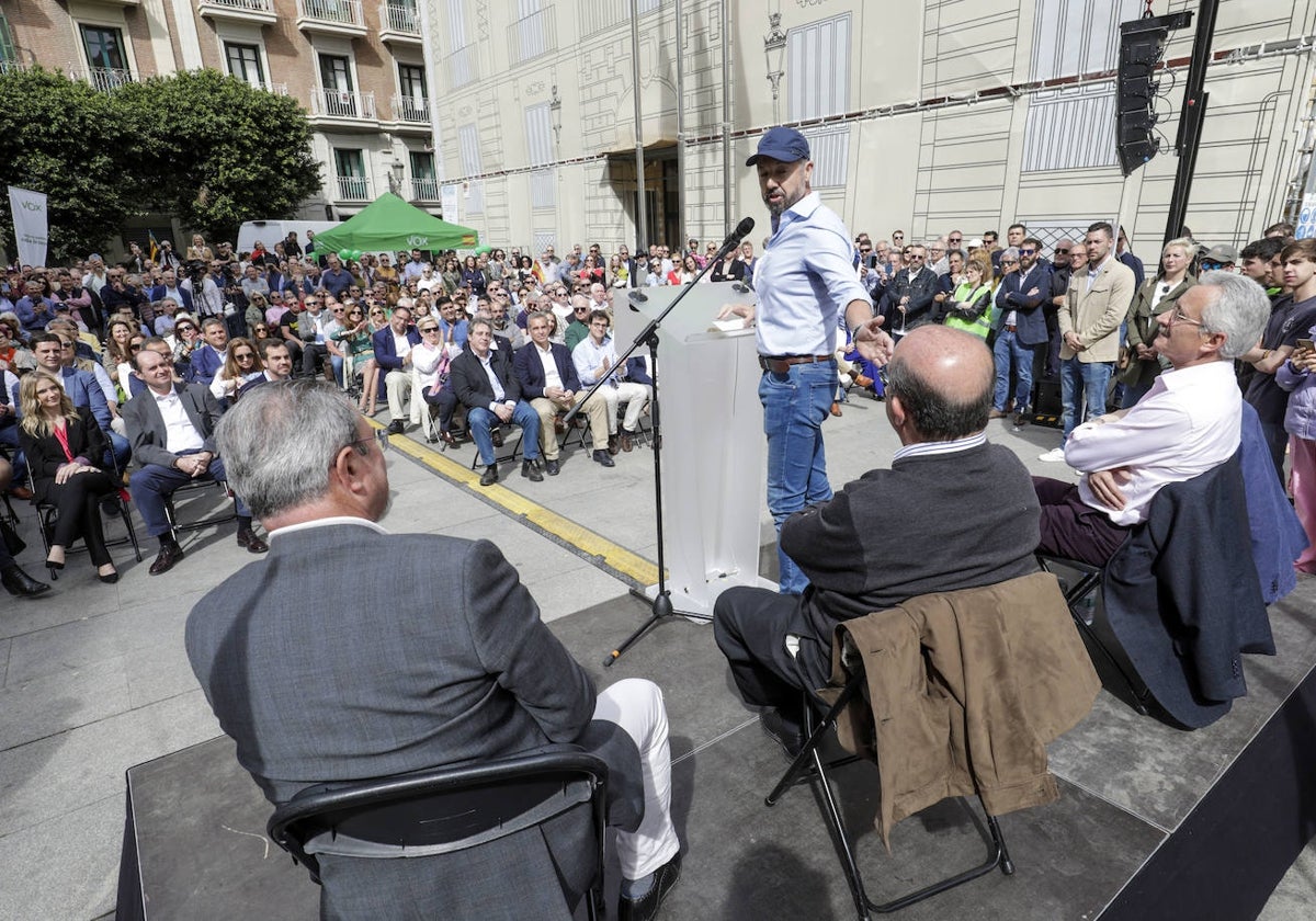 El acto de Vox, este domingo, en la plaza de Manises de Valencia.