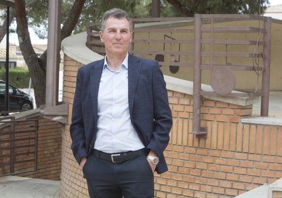 Roberto Fernández, tras la entrevista en un parque cercano a su casa de Rocafort.