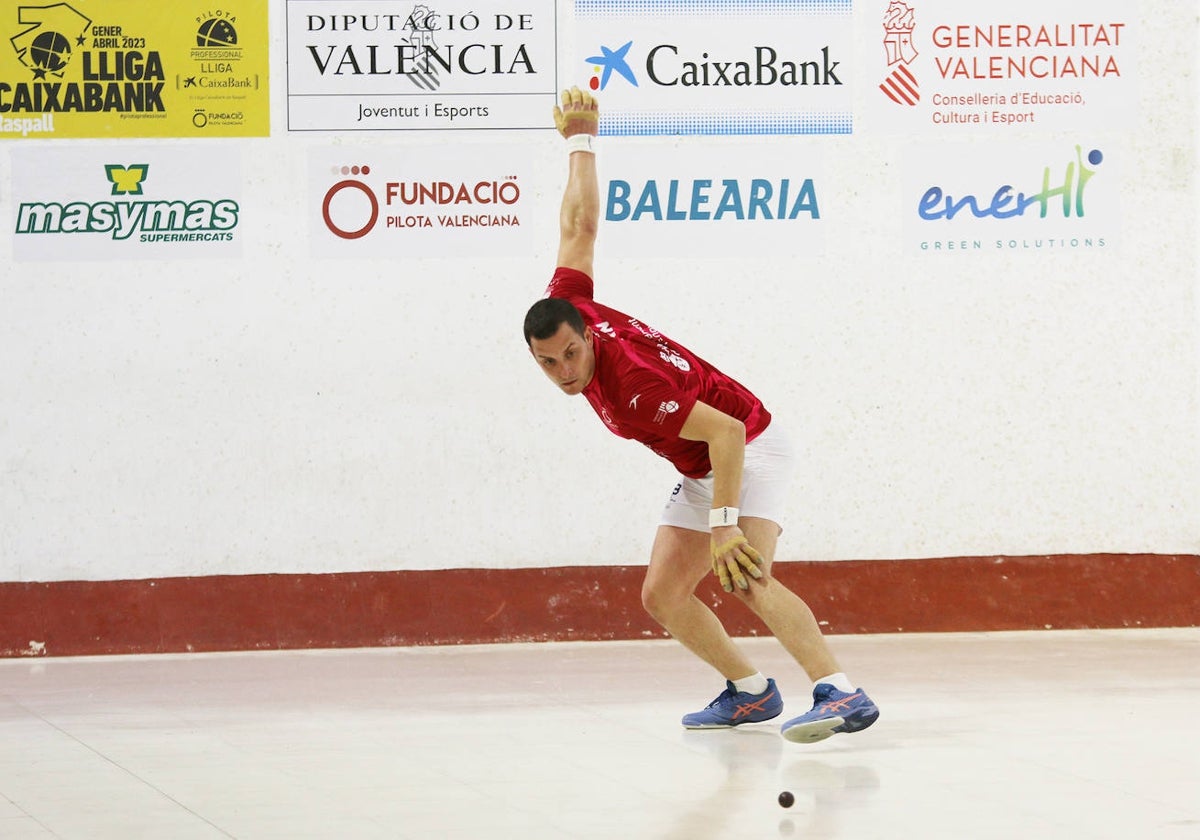 Ian se dispone a raspar en una partida de la Lliga.