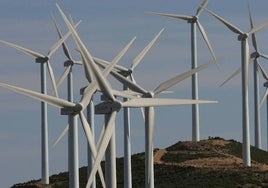 Molinos de viento del parque eólico instalado en Buñol.