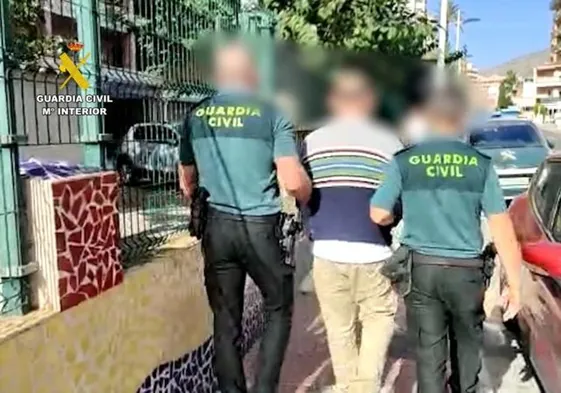 Uno de los integrantes de la banda detenido por la Guardia Civil.