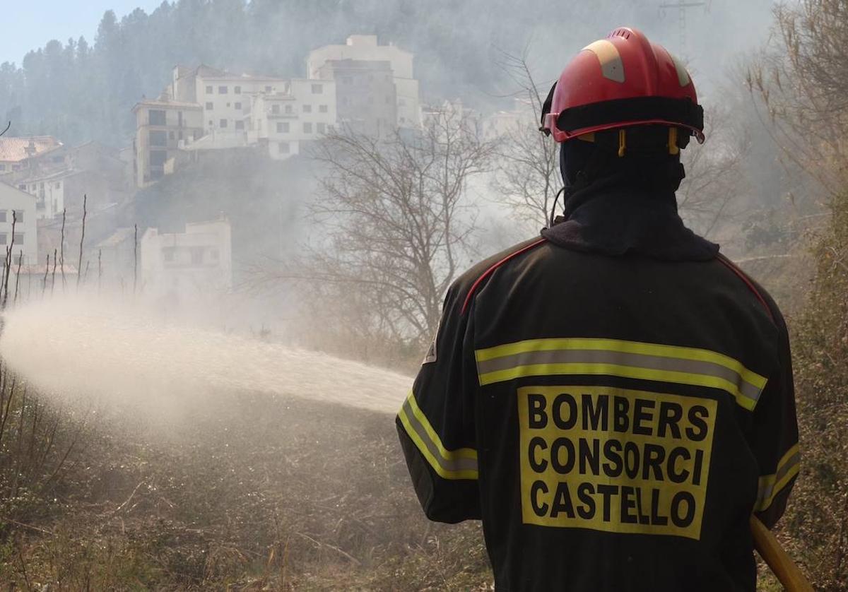 Así ha sido la lucha de los bomberos con la llegada del incendio a Montán