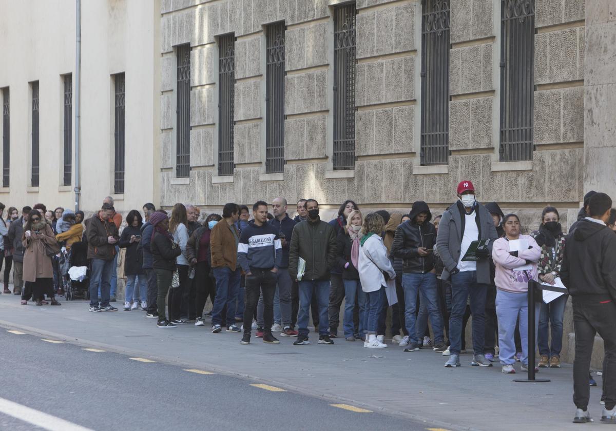 Cola de ciudadanos para acceder a la oficina del padrón del Ayuntamiento de Valencia.