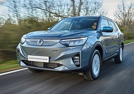 Mantiene las medidas del Korando de combustión, pero con nuevos detalles de diseño como la parrilla delantera cerrada.