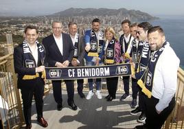 David Villa, en el centro de la imagen, posando con la bufanda del CF Benidorm.