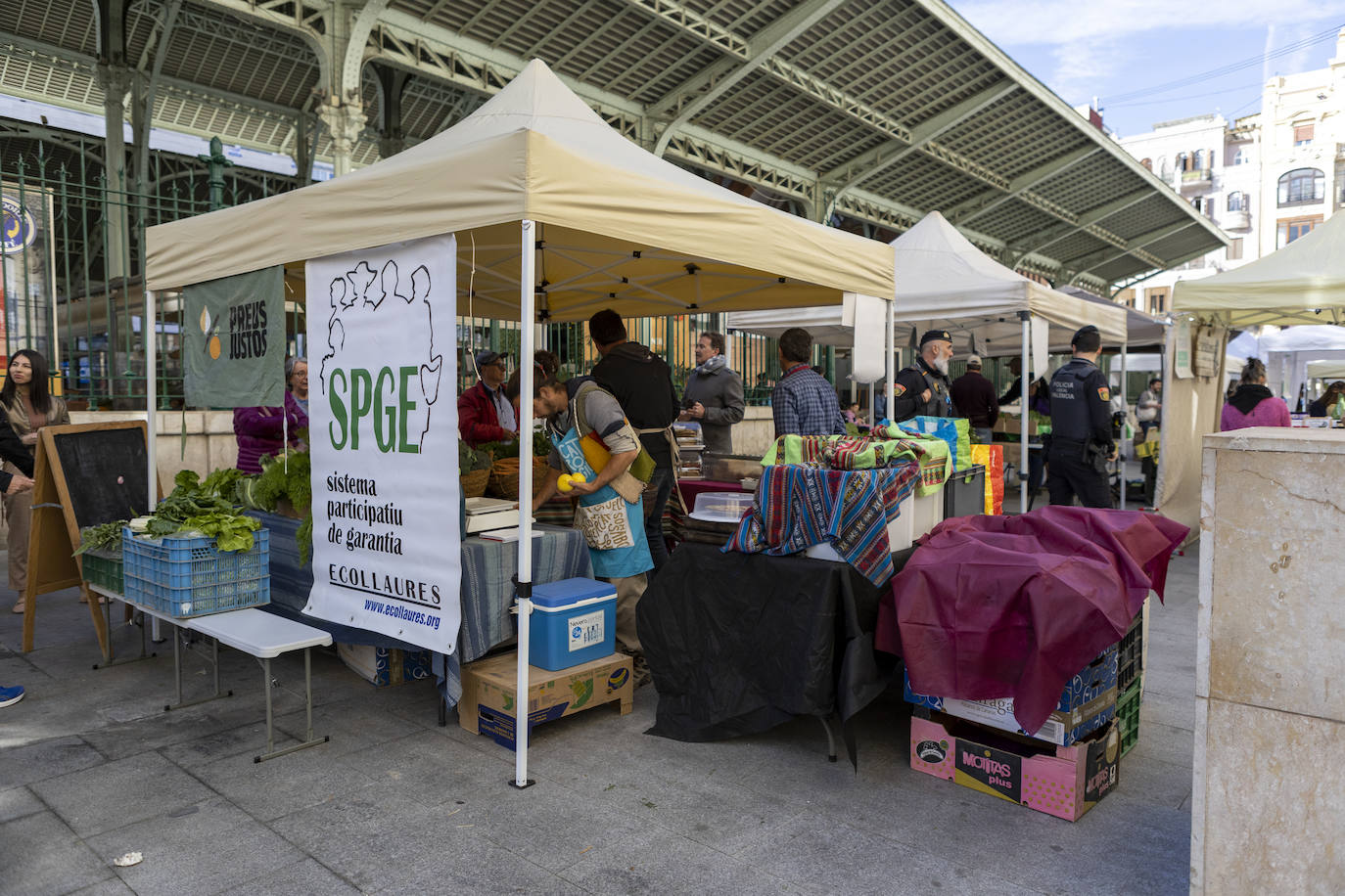 Abre con poco público el mercadillo de agricultores junto al Mercado de Colón