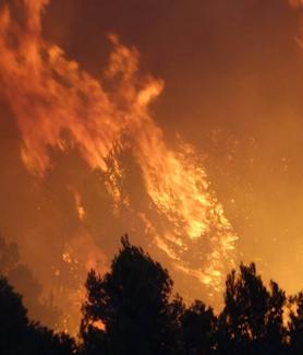 Imagen secundaria 2 - Labores de extinción durante la noche del lunes. 