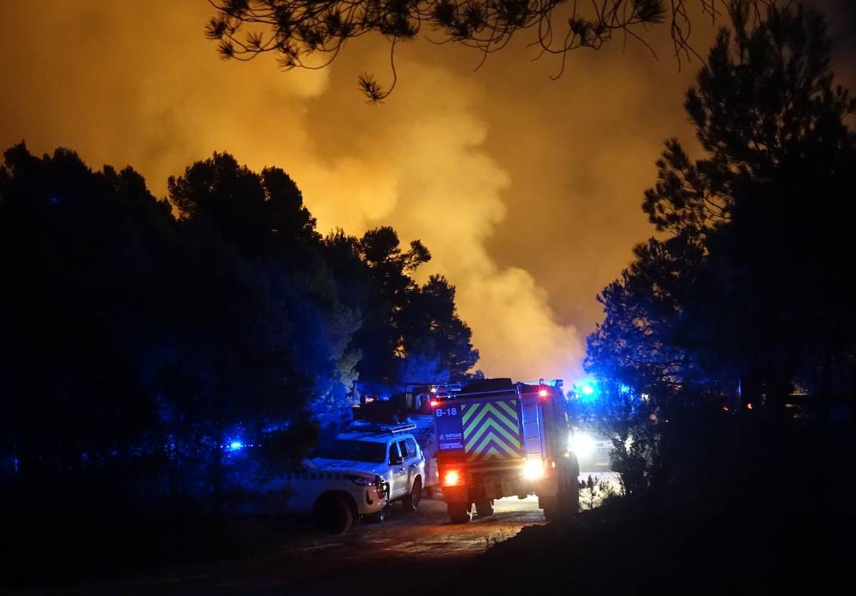 Efectivos trabajando durante la madrugada de este martes para controlar el fuego.