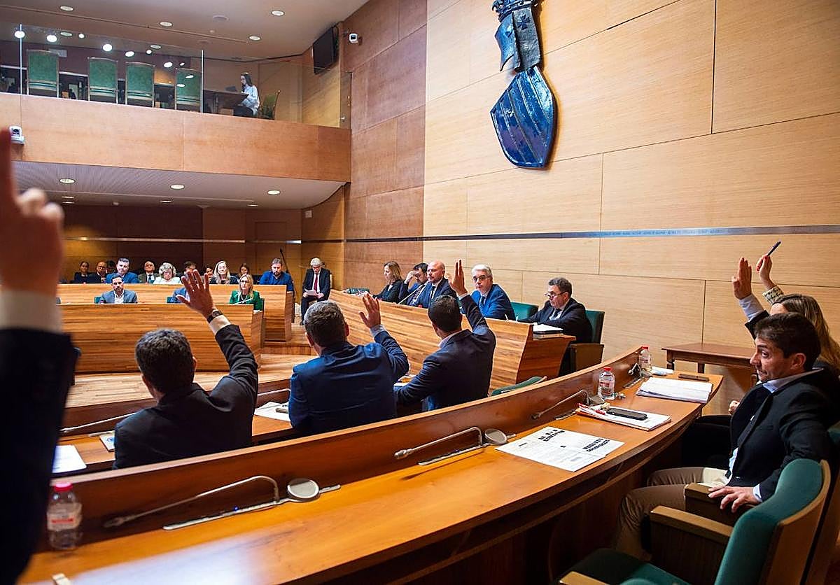 Momento de la votación, este martes, en la Diputación de Valencia.