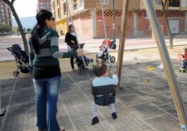 Una madre en un parque con su hijo.