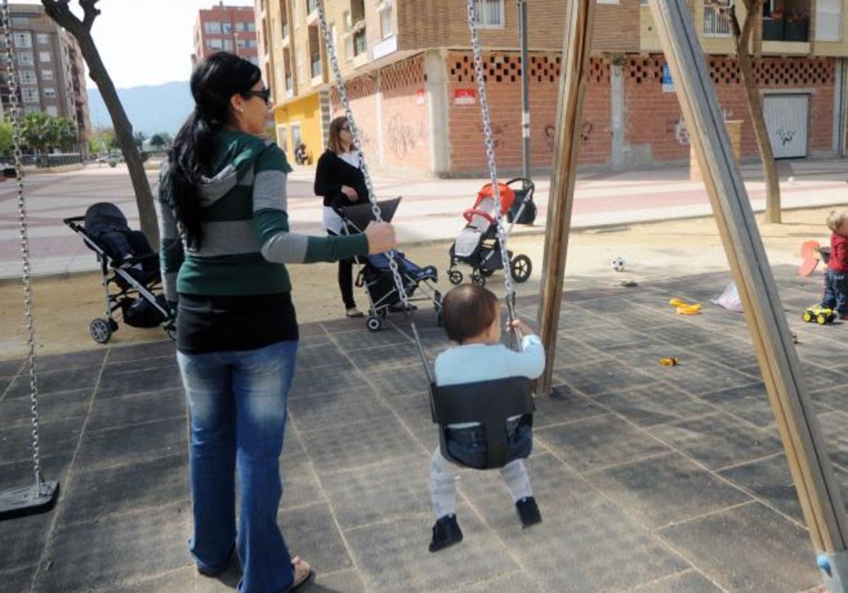 Una madre en un parque con su hijo.