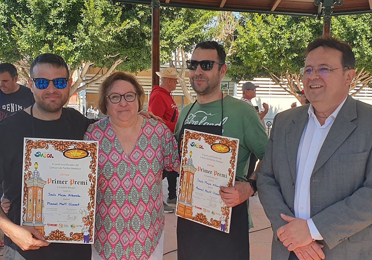 Jesús Moya y Manuel Martí, ganadores del concurso, junto a la edil del Concurs y el alcalde de Sueca.