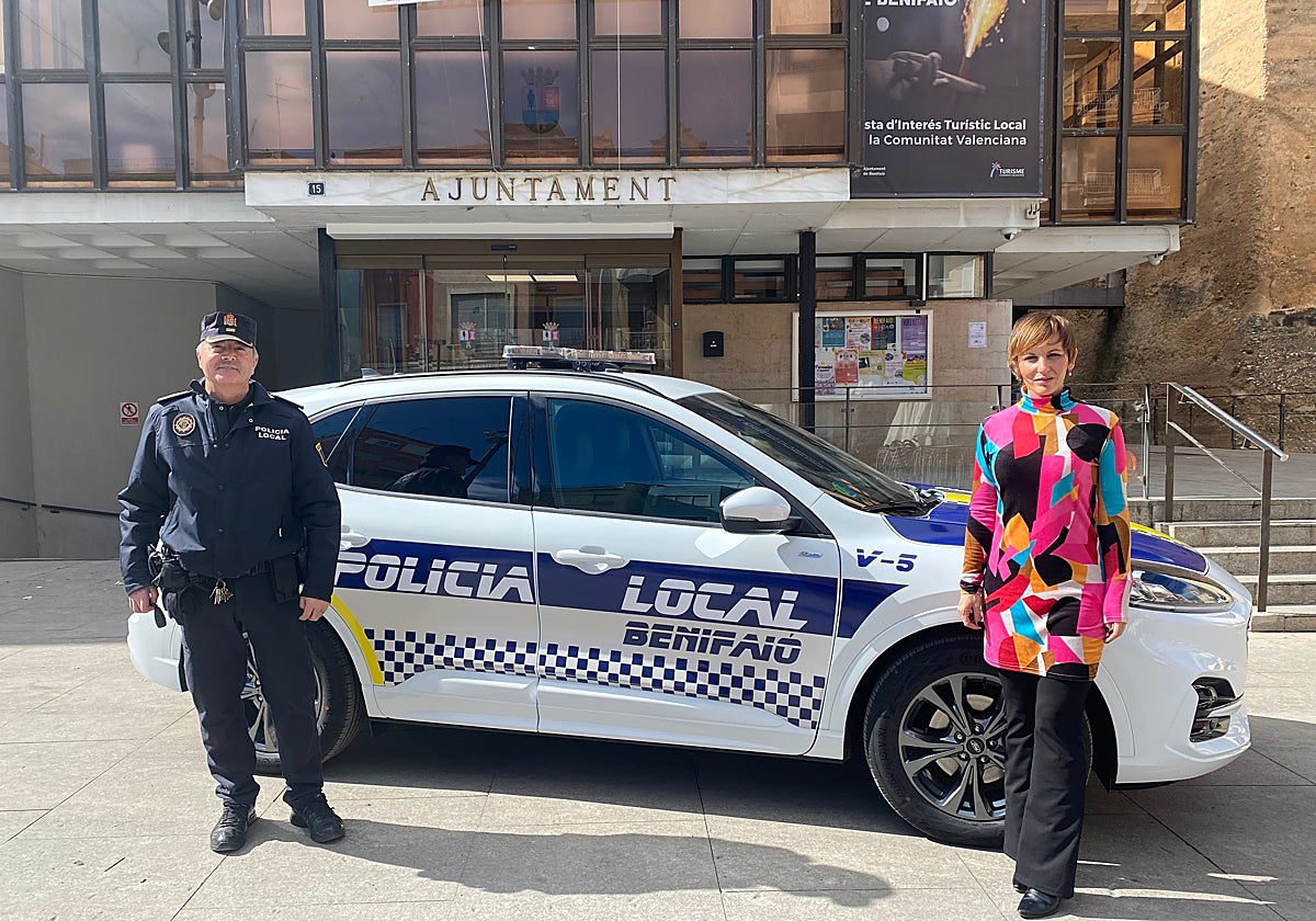 La alcaldes y el jefe de la Policía Local junto al nuevo vehículo.
