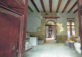 Interior de la Facultad de Teología, que se encuentra en obras para su rehabilitación.