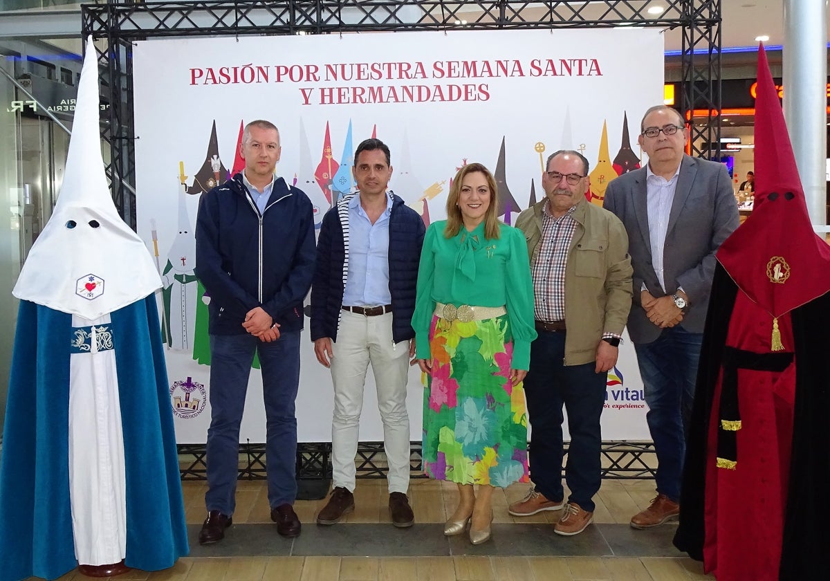 Representantes de la Semana Santa de Gandia y de La Vital, además del edil Picornell.