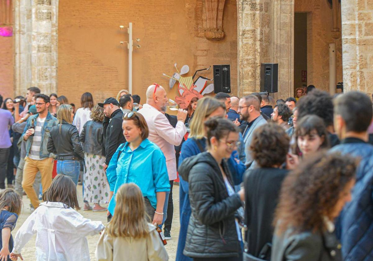 Ambiente en la celebración de Art en Blanc, en el Centre del Carme.