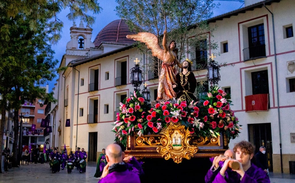 Imagen principal - Distintas imágenes del Cristo y el ángel, procesionando por Gandia. 