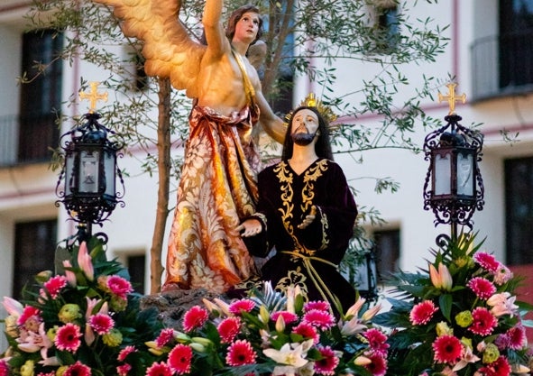 Imagen secundaria 1 - Distintas imágenes del Cristo y el ángel, procesionando por Gandia. 