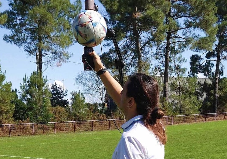 Un técnico del IBV trabaja en la certificación de un campo de fútbol.