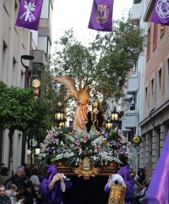 Imagen secundaria 2 - Distintas imágenes del Cristo y el ángel, procesionando por Gandia. 