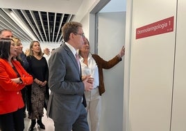 El conseller visitando las consultas externas del nuevo hospital de Ontinyent.