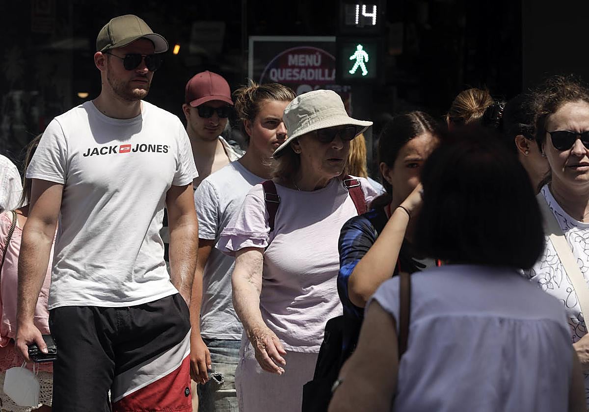 Varias personas paseando por Valencia en una imagen de archivo.