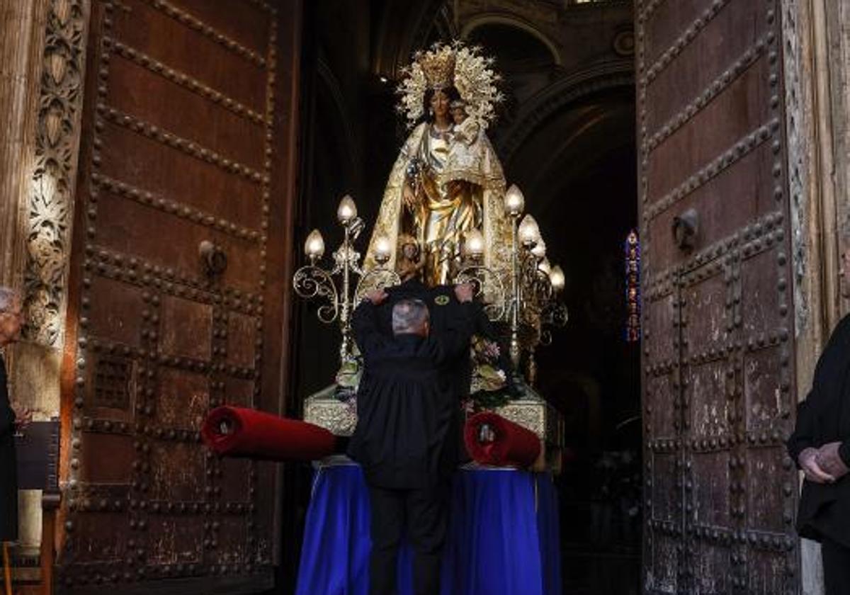 La Virgen de los Desamparados en la puerta de los Apóstoles de la Catedral.