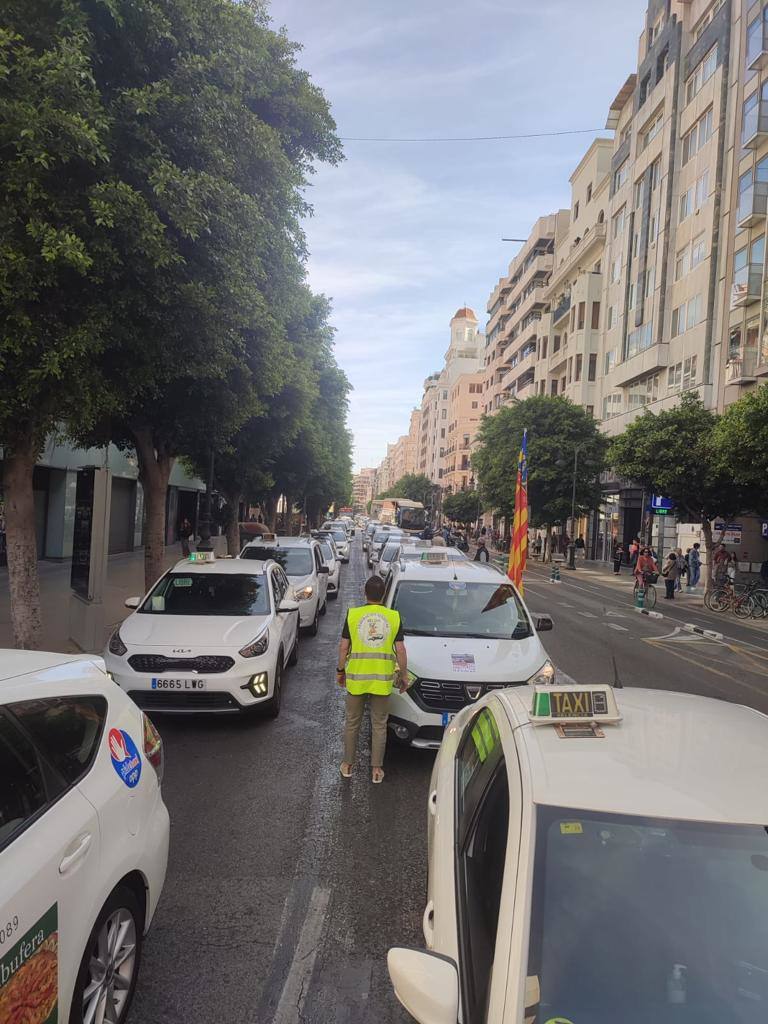 Una manifestación de taxis colapsa el tráfico en Valencia