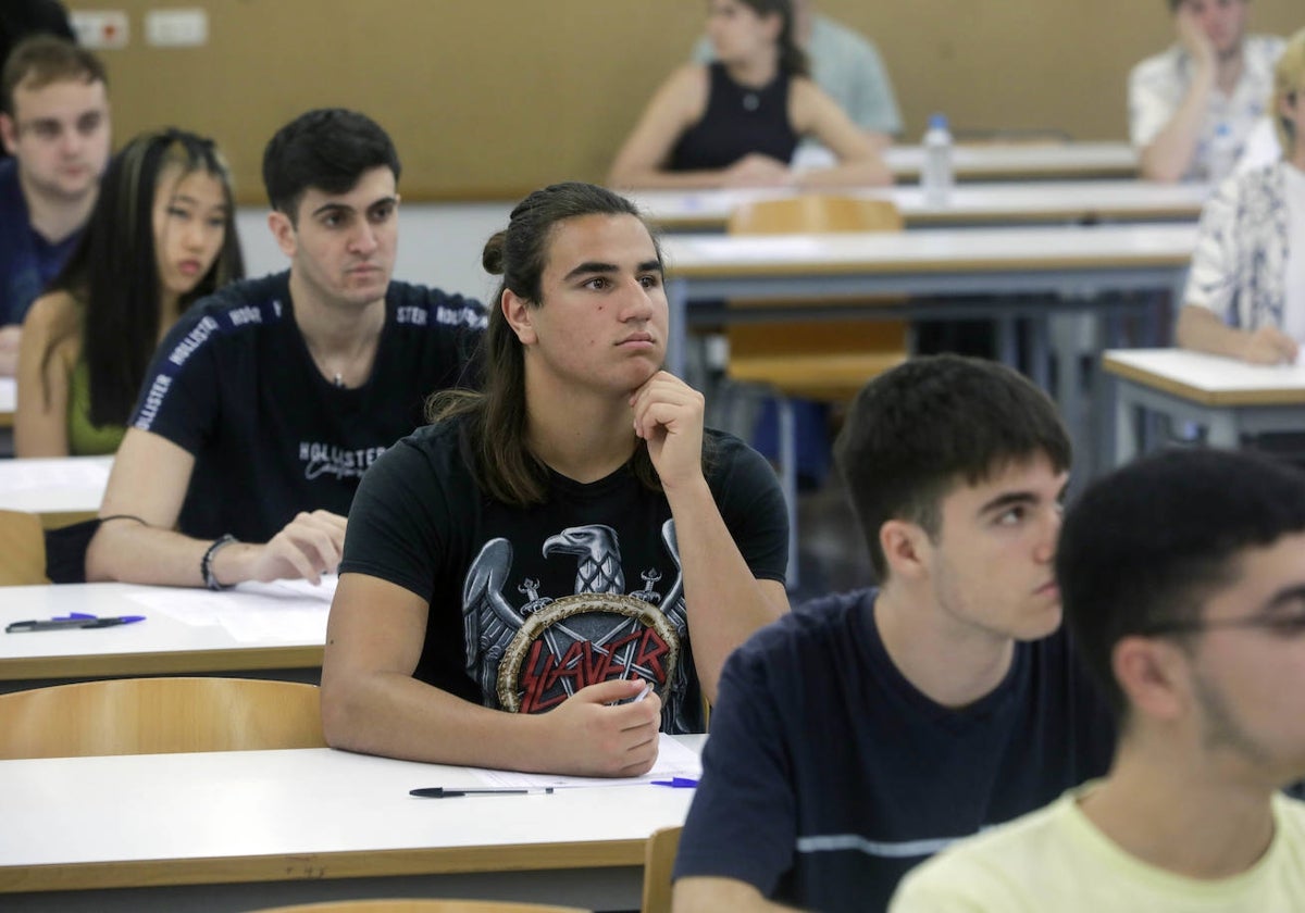 Estudiantes a punto de empezar la selectividad de 2022.