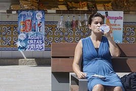 Una mujer se refresca por el calor en una imagen de archivo