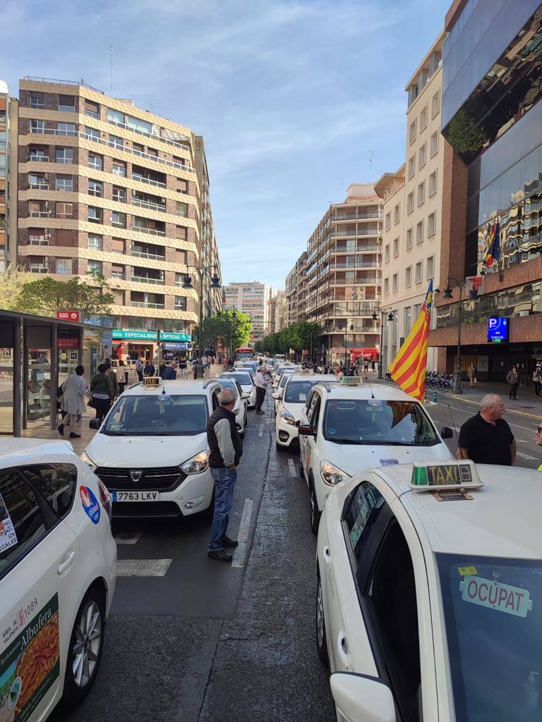 Una manifestación de taxis colapsa el tráfico en Valencia