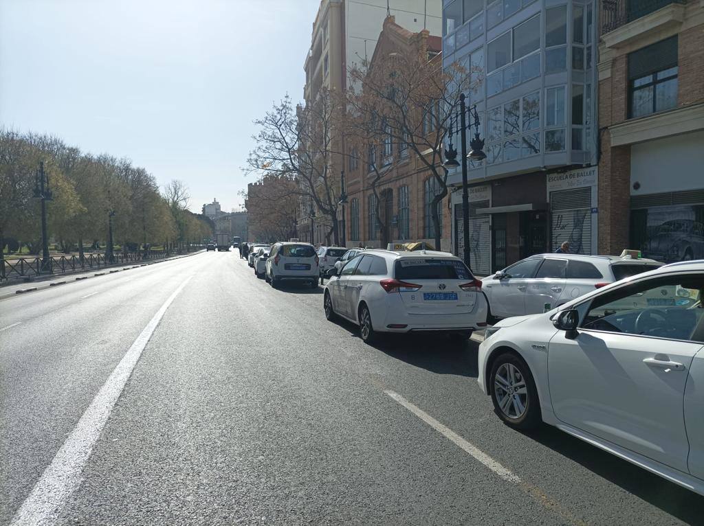 Una manifestación de taxis colapsa el tráfico en Valencia