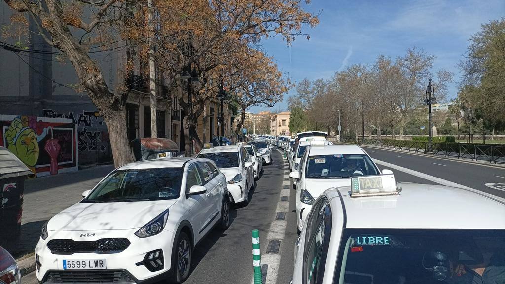 Una manifestación de taxis colapsa el tráfico en Valencia