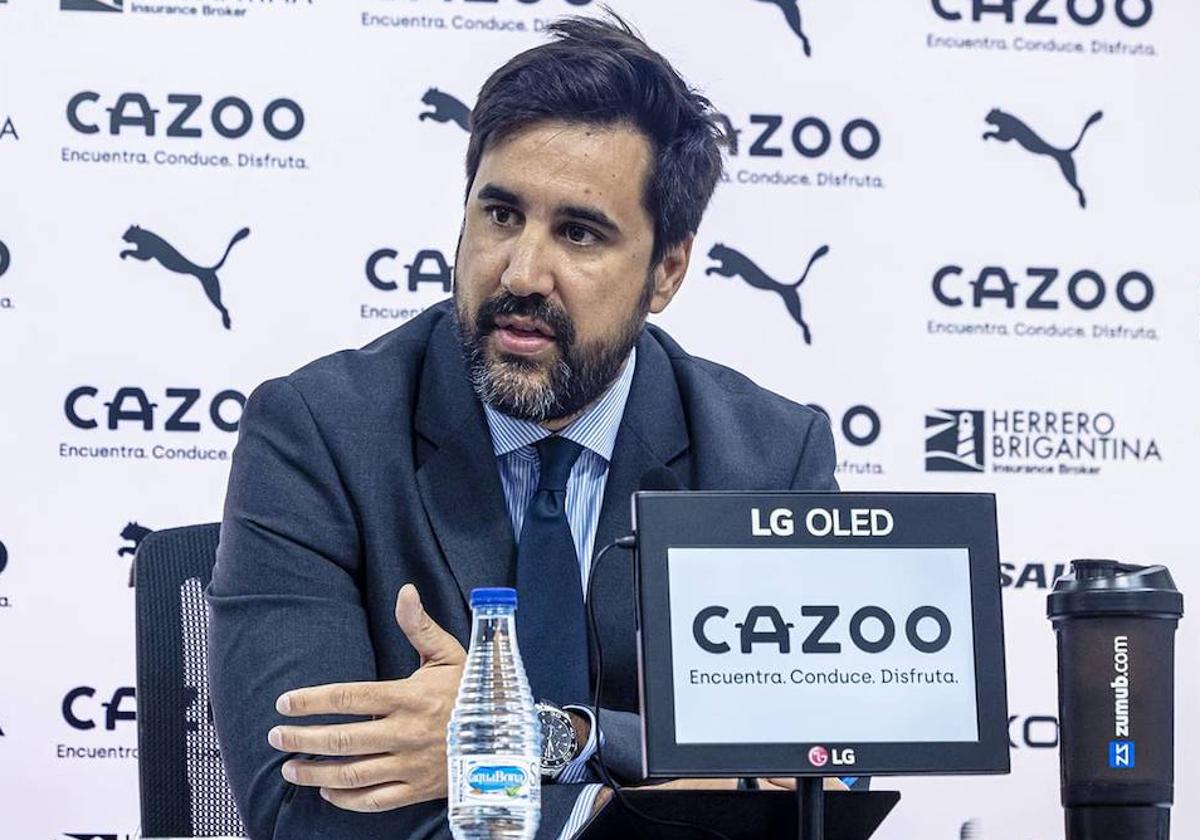 Javier Solís, durante la rueda de prensa de este jueves en Mestalla.