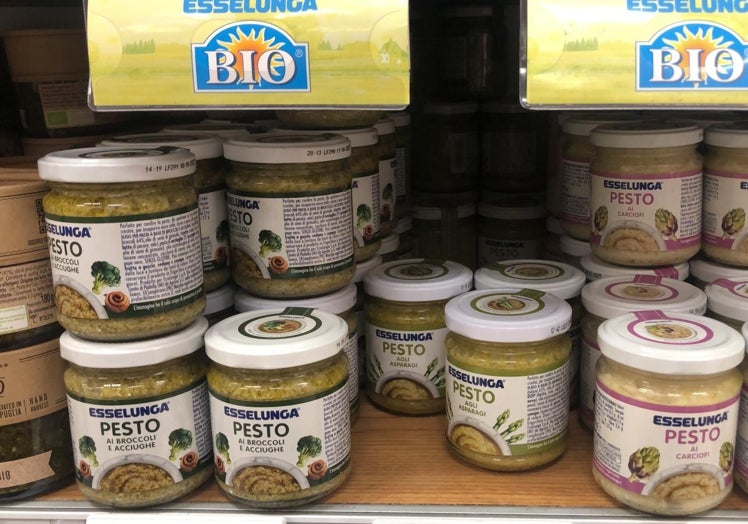 Los botes de pesto con vegetales que hacen las delicias de la familia de la piloto, en su mañana de compras en Milán antes de seguir volando.