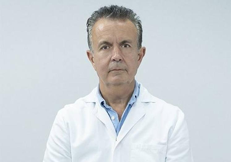 Imagen principal - Juan Antonio Luján, jefe de Cirugía General de Quirónsalud Murcia