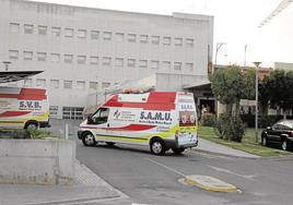 Dos ambulancias en el hospital de Vinaròs, en una imagen de archivo.