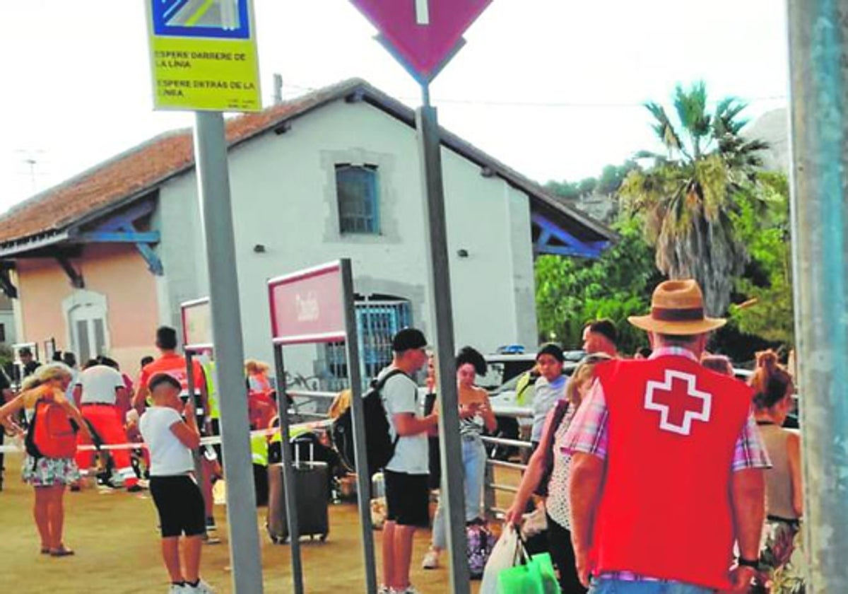 Pasajeros atendidos tras el siniestro del convoy.