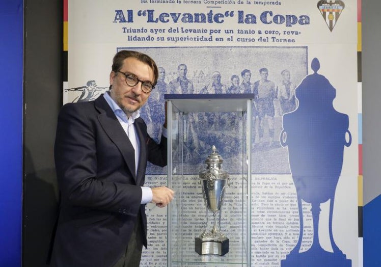 Catalán posa con la copa conquistada en 1937.