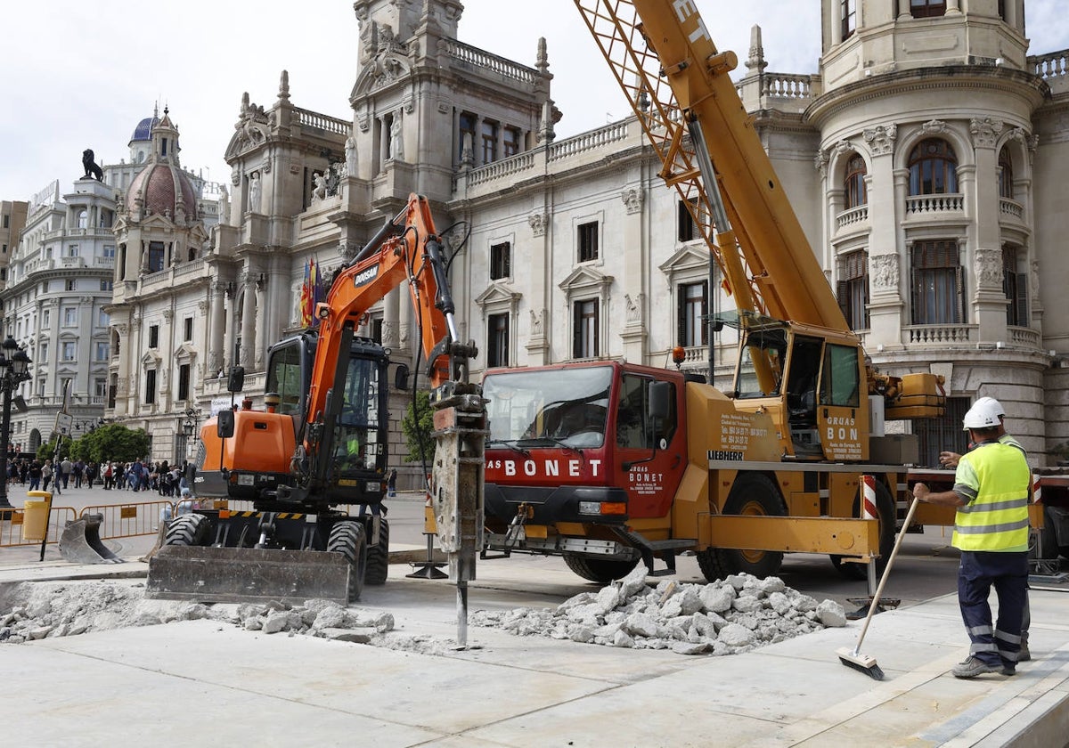 Retirada del hormigón que ha servido de base para el Ágora del Diseño y para la falla municipal de 2023.