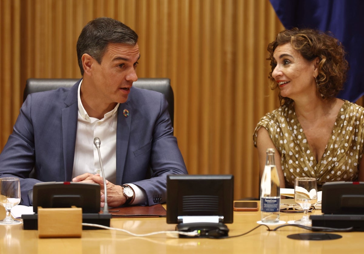 Pedro Sánchez y María Jesús Montero.