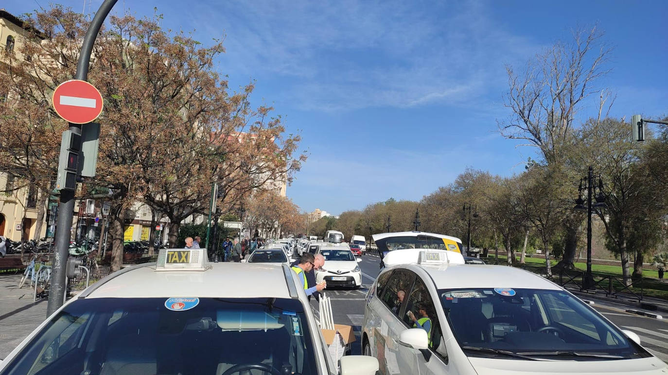 Una manifestación de taxis colapsa el tráfico en Valencia